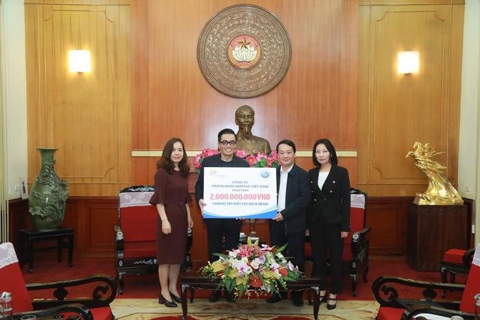 Phó Chủ tịch - Tổng Thư ký Hầu A Lềnh tiếp nhận 2 tỷ đồng từ Công ty Prieslandcampina Việt Nam ủng hộ phòng chống dịch Covid-19.