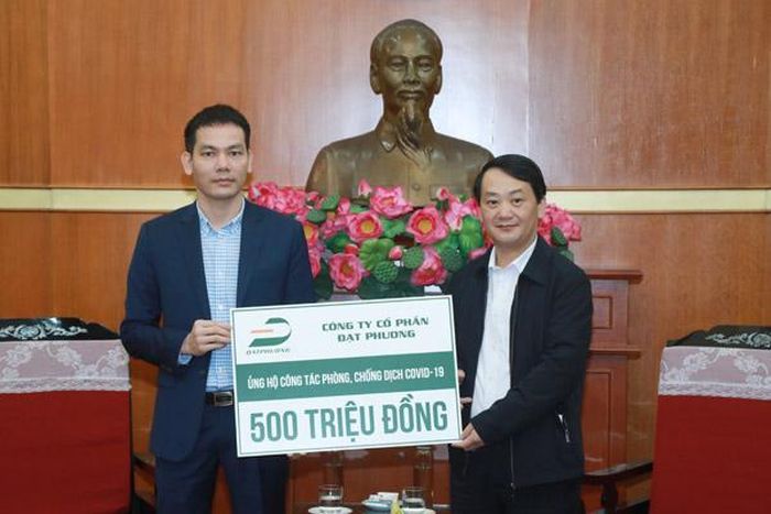 Phó Chủ tịch - Tổng Thư ký Hầu A Lềnh tiếp nhận 500 triệu đồng của Công ty CP Đại Phương ủng hộ phòng chống dịch Covid-19.
