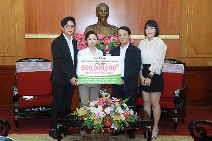 Phó Chủ tịch - Tổng Thư ký Hầu A Lềnh đã tiếp nhận ủng hộ từ Công ty TNHH Dịch vụ và Phát triển Thương mại Nhật Linh với số tiền 500 triệu đồng.