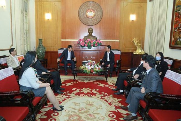 Phó Chủ tịch - Tổng Thư ký Hầu A Lềnh trò chuyện với các đơn vị tại buổi tiếp nhận ủng hộ.