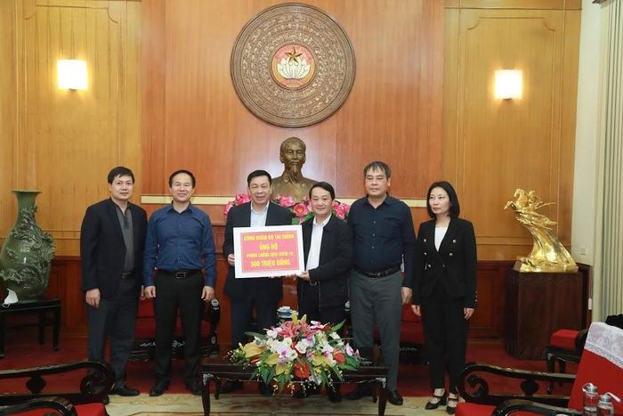 Phó Chủ tịch - Tổng Thư ký Hầu A Lềnh tiếp nhận 500 triệu đồng từ Công đoàn Bộ Tài chính ủng hộ phòng chống dịch Covid-19.