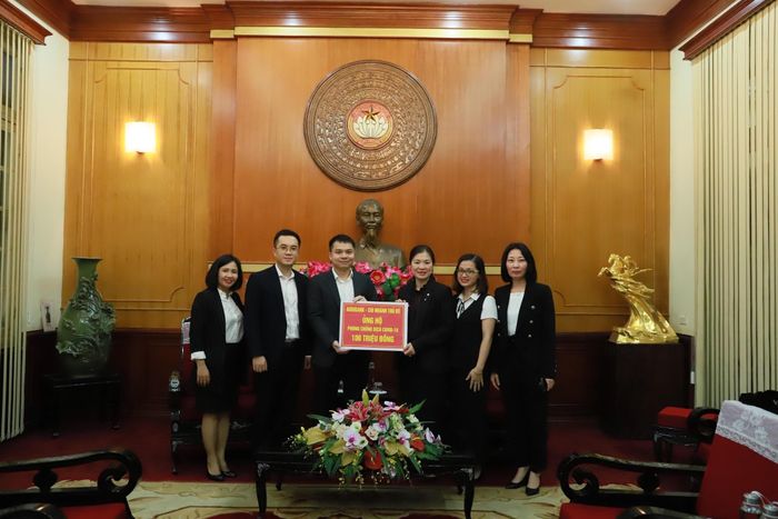 Phó Chủ tịch Trương Thị Ngọc Ánh tiếp nhận 100 triệu đồng ủng hộ từ Ngân hàng Nông nghiệp và Phát triển Nông thôn - chi nhánh Thủ đô.