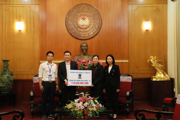 Phó Chủ tịch Trương Thị Ngọc Ánh tiếp nhận 110 triệu đồng ủng hộ từ trường Cao đẳng Lý Thái Tổ (Bắc Ninh).