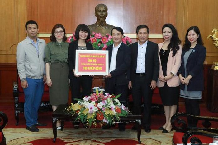 Phó Chủ tịch - Tổng Thư ký Hầu A Lềnh tiếp nhận 300 triệu của Công đoàn Bộ Kế hoạch - Đầu tư ủng hộ đồng phòng chống dịch Covid-19.