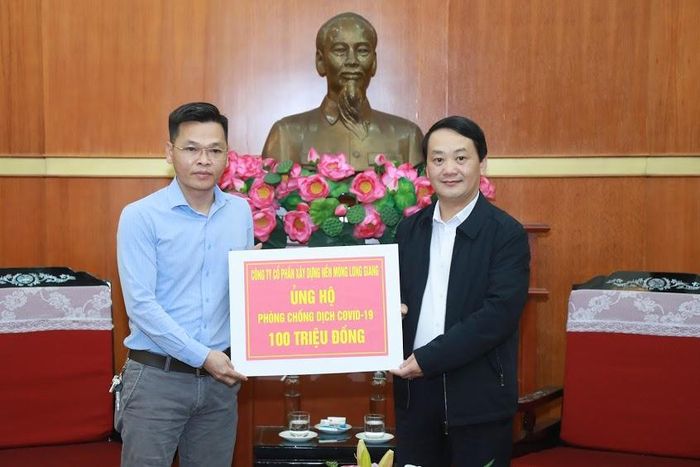 Phó Chủ tịch - Tổng Thư ký Hầu A Lềnh tiếp nhận 100 triệu đồng từ Công ty CP Xây dựng nền móng Long Giang ủng hộ phòng chống dịch Covid-19.