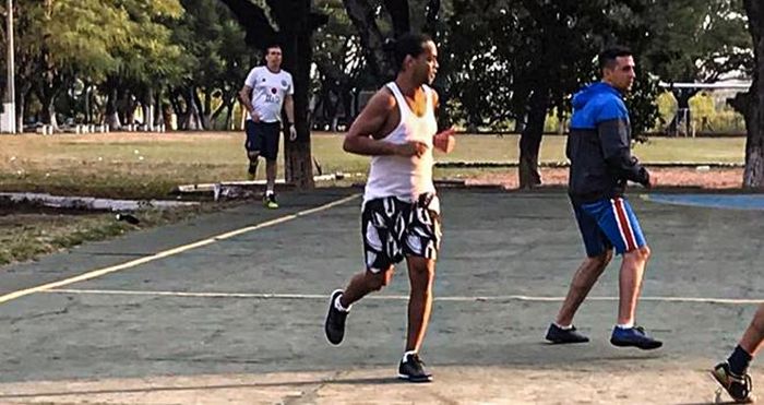 Ronaldinho chơi futsal với các bạn tù