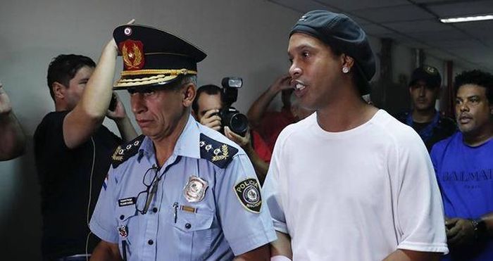Ronaldinho khi ra tòa ở Paraguay