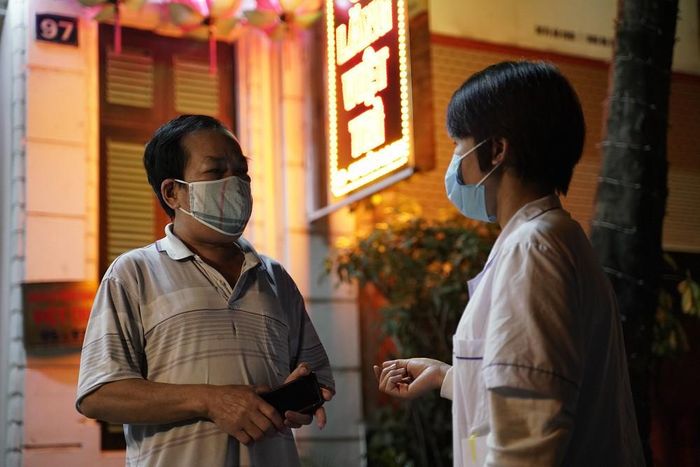  Trước khi về với gia đình, họ không quên căn dặn từng người dân các biện pháp phòng tránh dịch Covid-19 sắp tới 