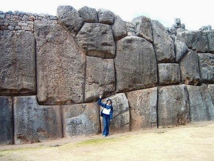 Thế nhưng, người Inca có thể xếp các tảng đá khổng lồ này vừa vặn một cách khó tin giống như chơi trò chơi ghép hình.