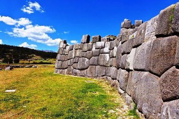 Mỗi tảng đá được dùng để xây Sacsayhuaman có hình dáng và kích thước khác nhau.
