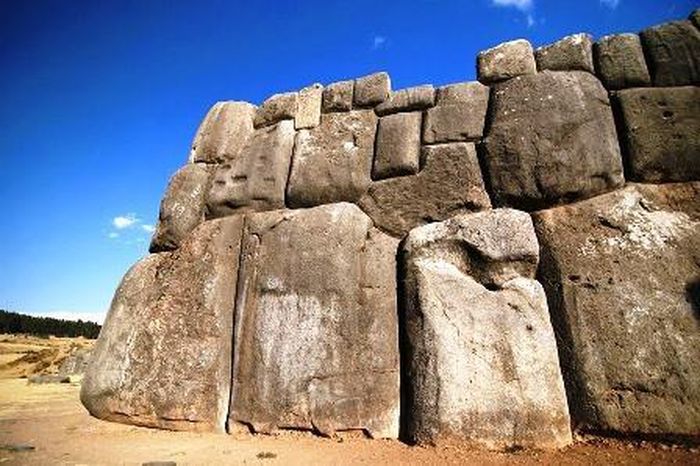 Thậm chí, Cusco thường xảy ra động đất. Dù vậy, bức tường đá Sacsayhuaman vẫn đứng vững với thời gian cũng như các tác động của "mẹ thiên nhiên".