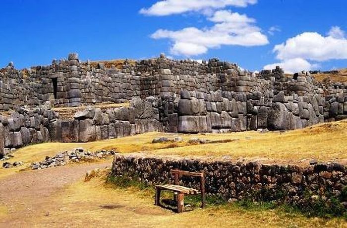 Bức tường đá Sacsayhuaman khiến giới khảo cổ và chuyên gia vô cùng kinh ngạc khi chúng được tạo thành từ những đá có trọng lượng từ 120 - 200 tấn.