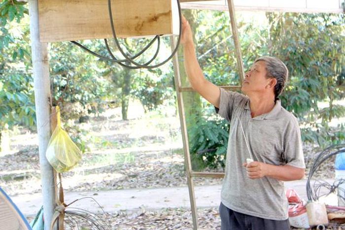 Ông Nguyễn Thanh Cường hướng dẫn bộ điều khiển “vòi rồng”
