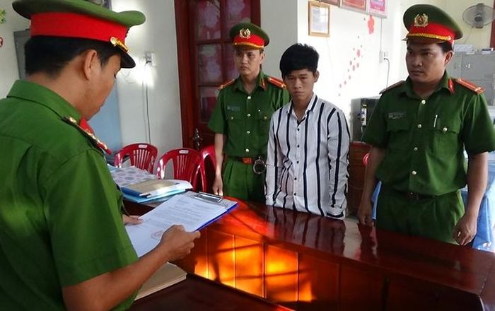 Cơ quan CSĐT Công an huyện Bình Đại thực hiện lệnh bắt tạm giam đối tượng Lợi.