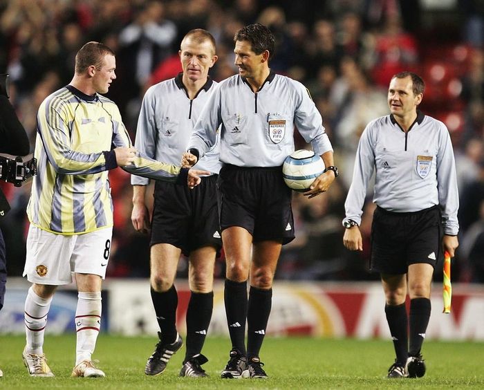  Rooney từng phải nhờ đến Ferguson để có được quả bóng Champions League về làm kỷ niệm. Ảnh: Getty. 