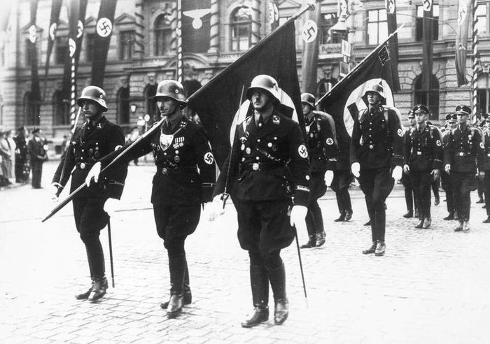 Ngay trong đêm hôm ấy, trùm phát xít Hitler phê chuẩn kế hoạch trả đũa và quyết định sẽ thực hiện việc trả thù trong vòng 24 giờ.