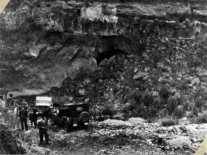 Tại đây, những dân thường vô tội Italy bị lính Đức bắn chết. Sau đó, thi thể các nạn nhân được chôn dưới lòng đất trước khi đổ hàng tấn đất đá lên trên để xóa dấu vết hành vi tàn độc đã thực hiện.