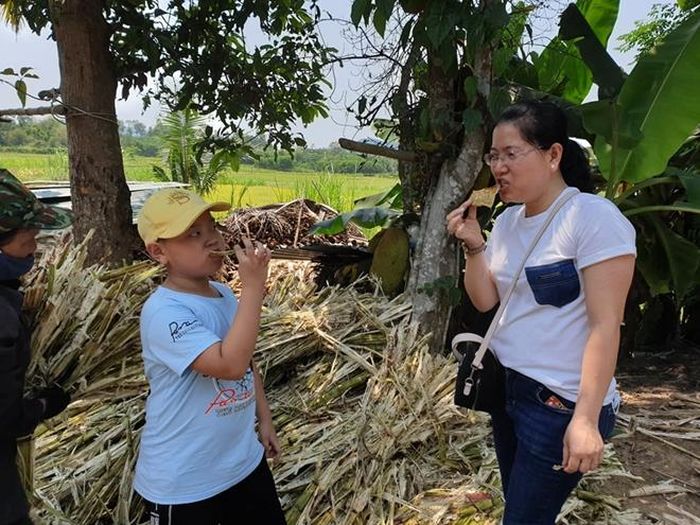 Thưởng thức đường bát và bánh tráng nhúng đường còn nóng hổi
