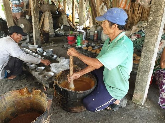Khuấy đường cho nguội trước khi rót vào bát