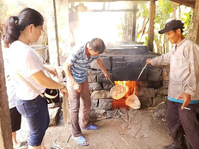 Nướng bánh tráng giúp khách