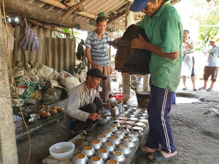 Ông Nhân rót đường vào bát, thuần thục và điệu nghệ
