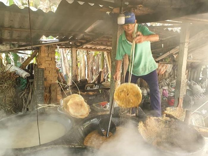 Nhúng bánh tráng vào chảo đường đang sôi