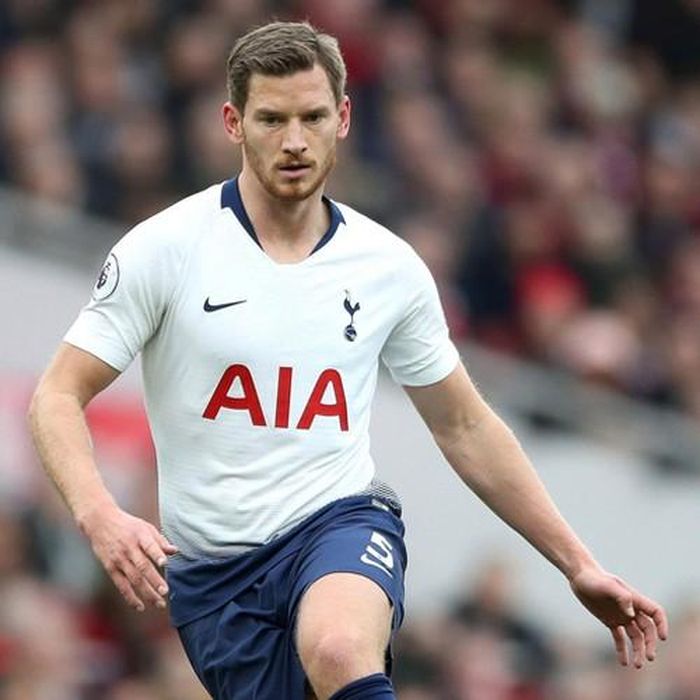  7. Jan Vertonghen. Khi biết tin Tottenham không có ý định giữ lại trung vệ người Bỉ sau mùa hè này, hàng loạt CLB đã vào cuộc nhằm lôi kéo Vertonghen. Điều đó cho thấy giá trị của trung vệ này dù anh đã ở tuổi 33. 