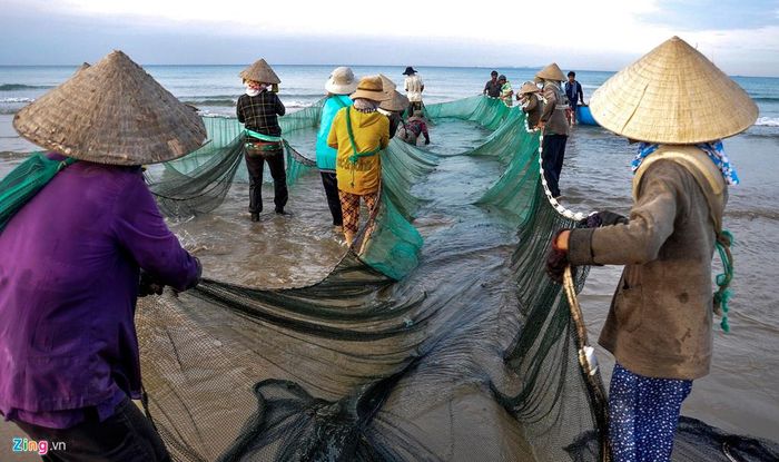  Bà Trần Thị Hai (ngụ xã Tịnh Kỳ, TP Quảng Ngãi), cho biết những ngày biển lặng, không có gió, ngư dân địa phương kéo lưới rùng phụ thuộc vào con nước thủy triều. "Nghề này cần phải kiên trì, kết hợp sức mạnh của cả tập thể từ 10 đến 14 người vì mẻ lưới có trọng lượng lớn", bà Hai bộc bạch. 