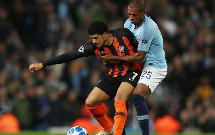  Fernandinho sẵn sàng phạm lỗi để ngăn cản đối phương từ giữa sân. Ảnh: Getty. 