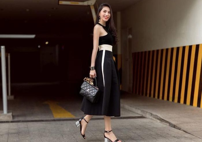  Bên cạnh đó, những bộ váy được nữ ca sĩ lựa chọn thường giúp cô khoe dáng triệt để khi có chiều dài trên gối, xẻ cao, không có quá nhiều chi tiết và bó sát. Nếu dài quá qua gối thì nhất định phải là đơn sắc. 