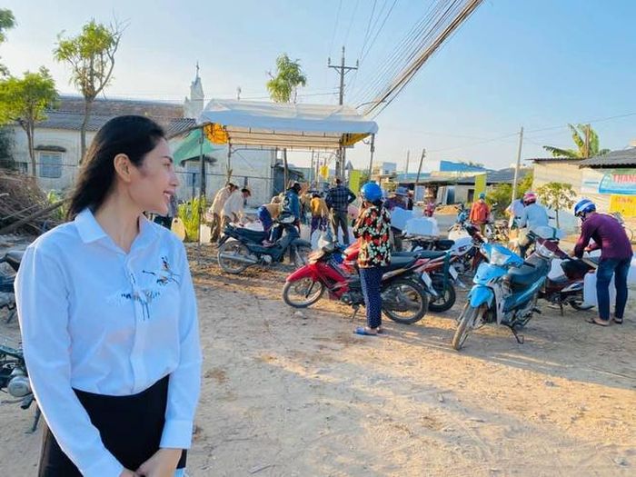  Vì hay đi làm từ thiện nên gia đình Công Vinh - Thủy Tiên được nhiều người yêu quý. Mới đây, nữ ca sĩ trở thành tâm điểm chú ý khi đứng ra kêu gọi quyên góp 8 tỷ đồng cho người dân miền Tây bị hạn mặn. 