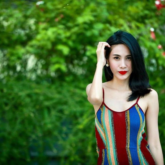  Dù đã ở tuổi 35 và trải qua một lần sinh nở, Thủy Tiên vẫn khiến nhiều chị em phải thán phục vì sở hữu vóc dáng quyến rũ cùng phong cách ăn mặc thanh lịch. Bên cạnh những bộ đồ sang trọng khi đi sự kiện, cô cũng thường xuyên ăn vận đơn giản, dịu dàng để phù hợp với vị trí người phụ nữ đã có gia đình. 