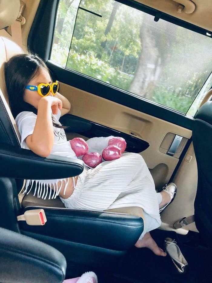  Gần đây nhất, nữ ca sĩ đăng tải trên trang cá nhân hình ảnh khoe phong cách thời trang trẻ trung khi diện sơ mi trắng cộc tay, phối cùng quần shorts đen, giày Gucci sành điệu và túi xách Diorever màu tím nhạt. Tổng thể ổn là thế, lại hợp với những buổi đi chơi, tụ tập bạn bè nhưng bộ đồ này lại bị bé Bánh Gạo - con gái Thủy Tiên - hài hước chê "như trẻ trâu". 