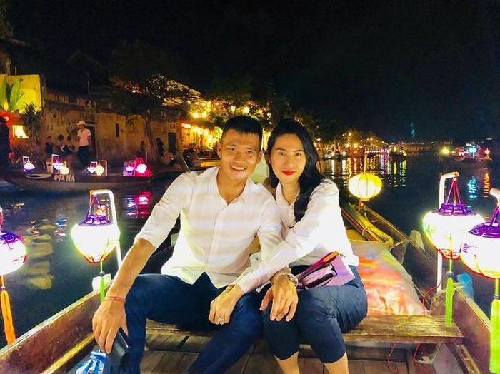  Sơ mi trắng cũng là item ưa thích của nữ ca sĩ sinh năm 1985. Cô thường phối với quần jeans khỏe khoắn nếu đi cùng ông xã hoặc có thể biến tấu cùng chân váy hay quần dài ống loe thời thượng. 