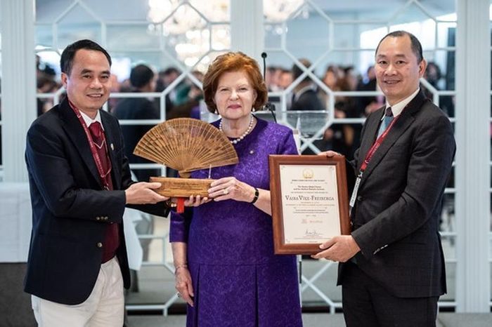 Trao tặng chiếc quạt Trầm Hương cho bà Vaira Vike-Freiberga, Chủ tịch Club de Madrid và ông ông Nguyễn Anh Tuấn (phải), Giám đốc Diễn đàn Toàn cầu Boston.