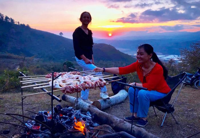 Chuẩn bị cho đêm lửa trại lúc hoàng hôn- ảnh: NAT.