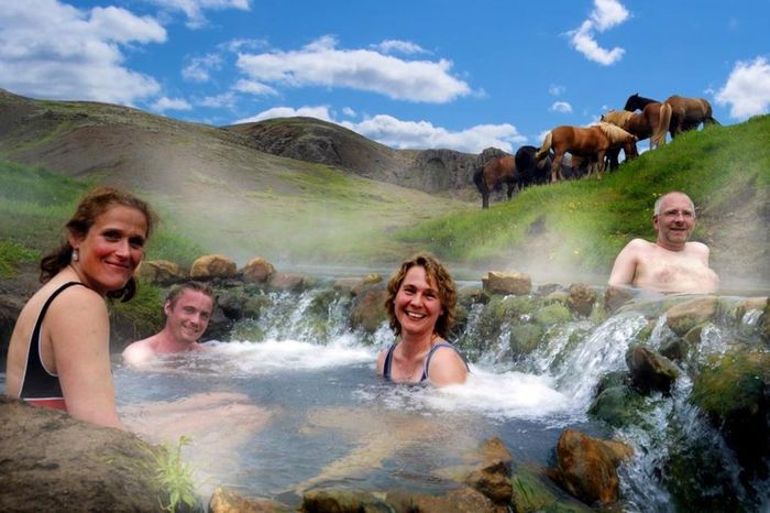 Được mệnh danh là “băng đảo”, Iceland , quốc gia hạnh phúc thứ 4 thế giới, sẽ khiến bạn ngỡ ngàng trước khung cảnh hoang dã, kỳ vĩ như bước ra từ cổ tích khi mùa đông đến. Điểm đến này cũng được mệnh danh là thiên đường du lịch dành cho phụ nữ. Nhờ chú trọng vào phát triển du lịch và bảo tồn tài nguyên thiên nhiên, quốc đảo giàu có này càng ngày thu hút nhiều người ghé thăm.