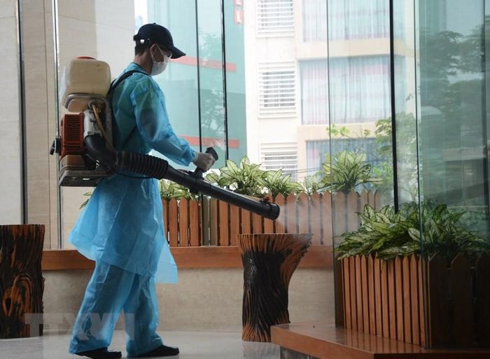 Khách sạn Vanda tiến hành khử trùng ngay sau khi tiễn các du khách được cách ly tại khách sạn rời đi. (Ảnh: Văn Dũng/TTXVN)