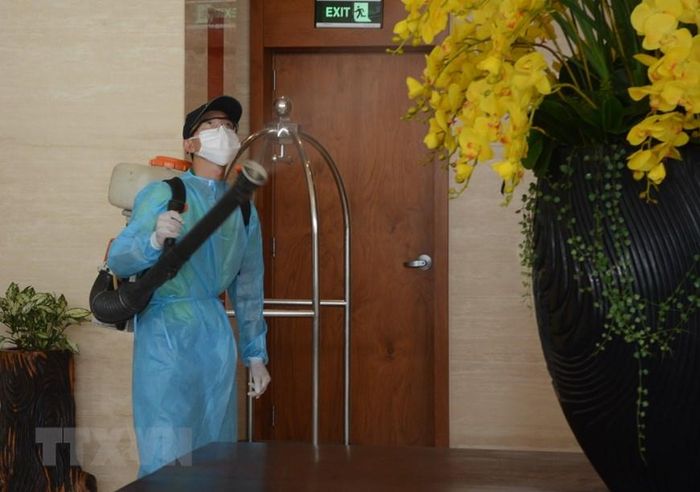 Khách sạn Vanda tiến hành khử trùng ngay sau khi tiễn các du khách được cách ly tại khách sạn rời đi. (Ảnh: Văn Dũng/TTXVN)