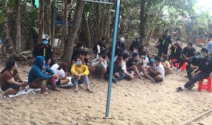 Các đối tượng bị bắt quả tang tại sới bạc.