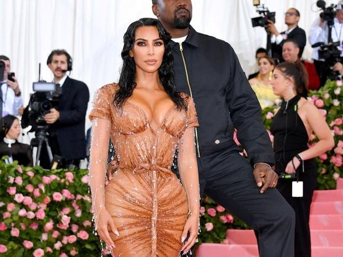  Kim Kardashian phải nhịn tiểu nhiều giờ liền vì mặc corset siết eo. 