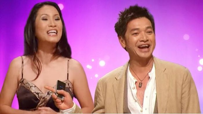 Với khả năng diễn xuất và viết kịch bản, khi sang Mỹ, Hồng Đào kết hợp với Quang Minh tạo thành bộ đôi ăn ý trên sân khấu hải ngoại. Nam nghệ sĩ từng thừa nhận vợ cũ lo toàn bộ chuyên môn, anh chỉ việc tập trung diễn và đảm nhận việc đối ngoại. 