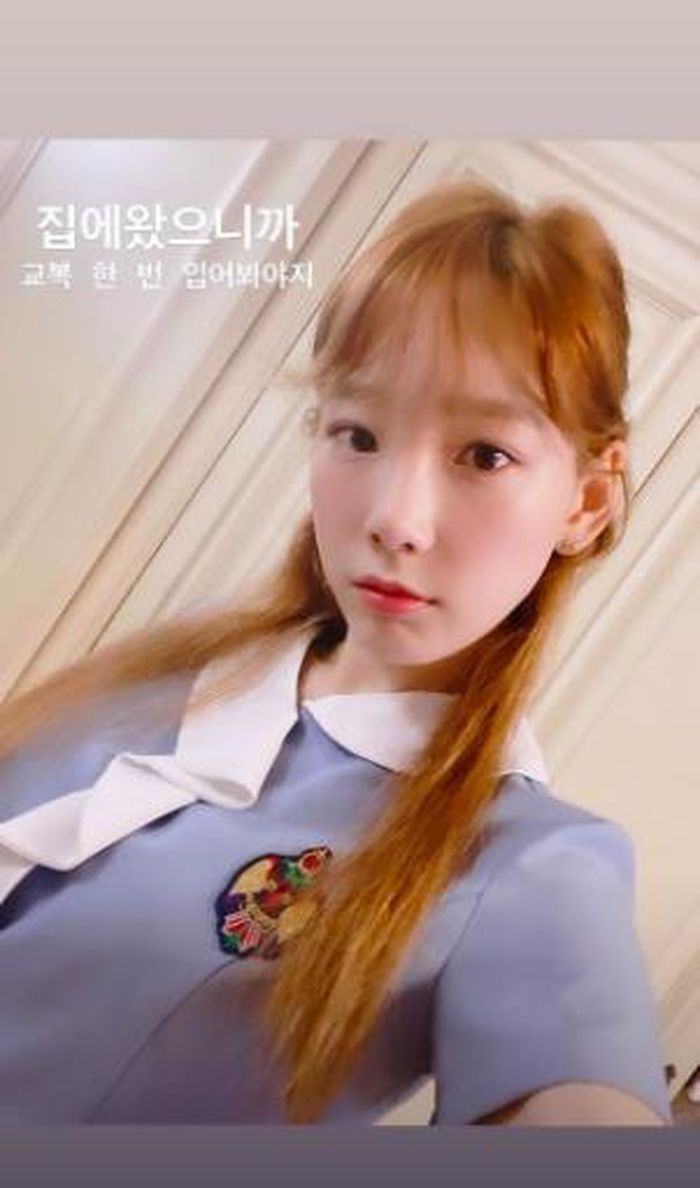 Tae Yeon trang điểm nhẹ nhàng, để tóc thẳng. Cô ghi điểm bởi gương mặt trái xoan, làn da trắng không tì vết, các đường nét hài hòa trên gương mặt. 