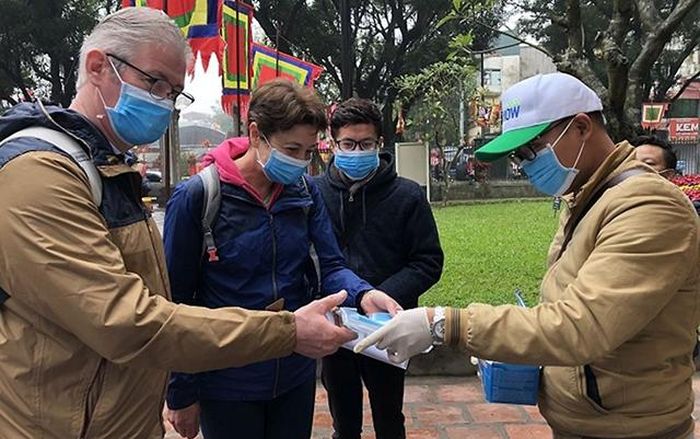 Phát khẩu trang miễn phí cho du khách tại các điểm du lịch ở Hà Nội.