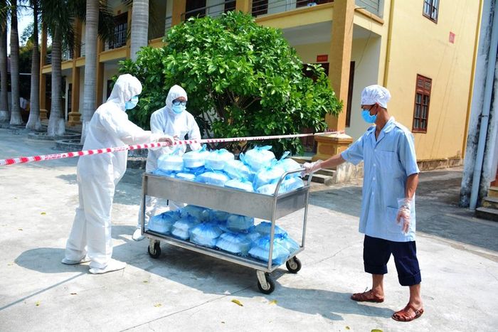  Lực lượng nhà bếp chuẩn bị các suất ăn để đưa vào cho các công dân cách ly tập trung tại Trường Quân sự tỉnh.