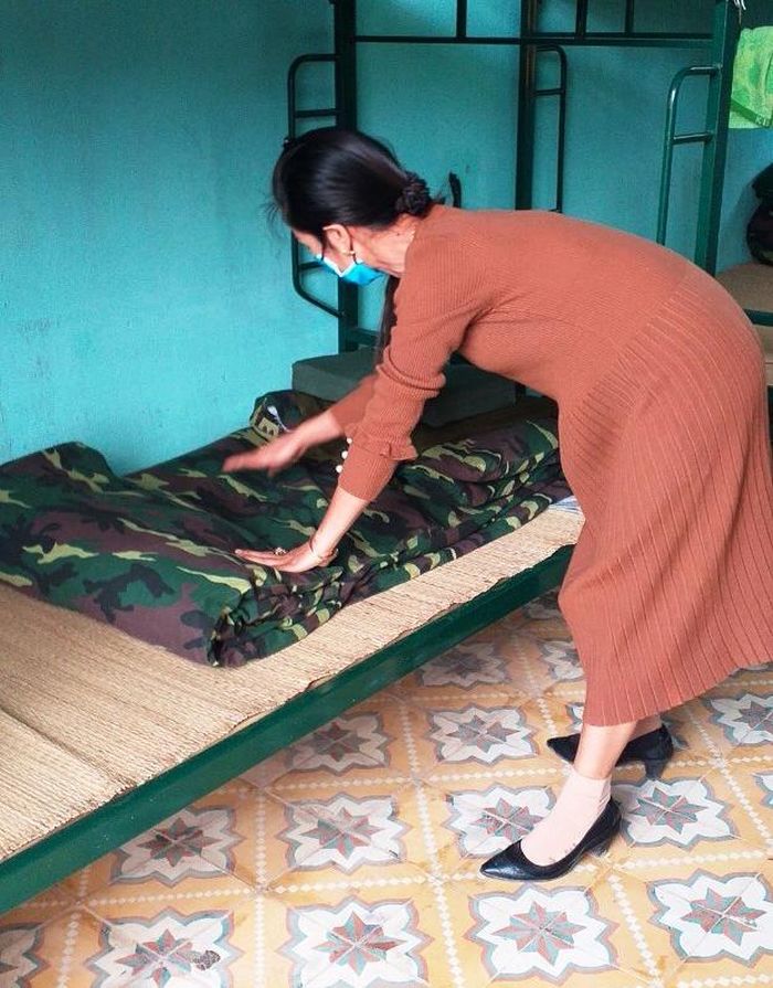  Các công dân thực hiện công tác nội vụ vệ sinh theo quy định quân đội. 