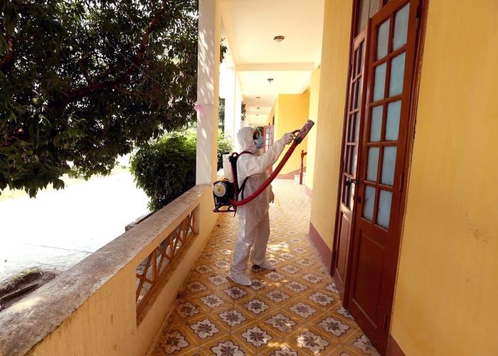  Tiến hành phun thuốc khử trùng tại khu vực cách ly. 