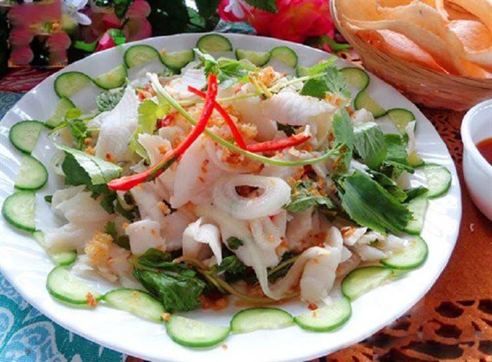 Nếu ăn phải gỏi cá sống uống cùng sữa bò có thể dẫn dến giảm giá trị dinh dưỡng, đầy bụng khó tiêu, ngộ độc, phát sinh bệnh tật…Ảnh minh họa: Internet