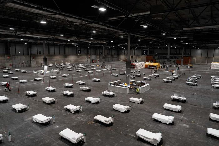 Bên trong bệnh viện dã chiến tại một trung tâm triển lãm ở Madrid, Tây Ban Nha