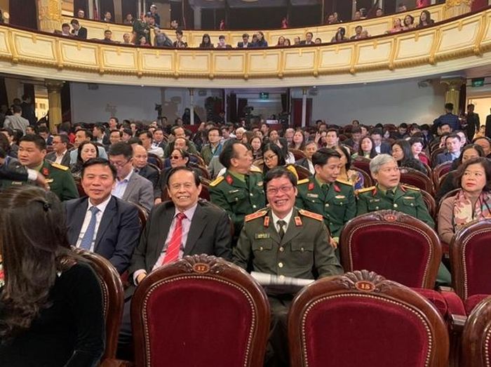  PGS.TS Nguyễn Hồng Vinh dự lễ trao giải "Búa Liềm Vàng" ngày 3/2/2020 tại Nhà Hát Lớn Hà Nội